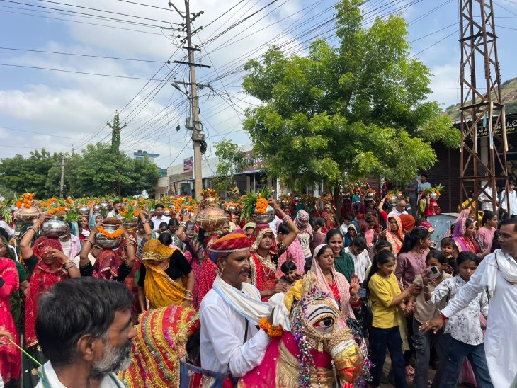 कलश यात्रा में कच्ची घोड़ी नृत्य आकर्षण का केंद्र रहा।