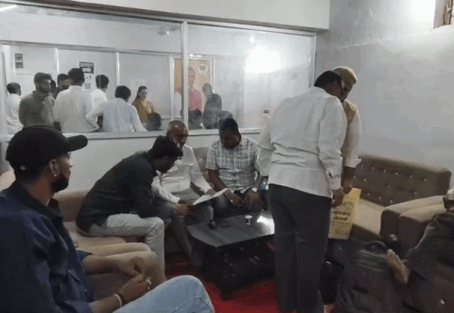 भाजपा और कांग्रेस दोनों के कार्यालय पूरे दिन दावेदारों और उनके समर्थकों से भरे रहे।