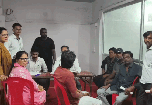नामांकन के लास्ट दिन से एक दिन पहले कार्यालयों में कार्यकर्ताओं और उम्मीदवारों की भीड़ देखी गई।