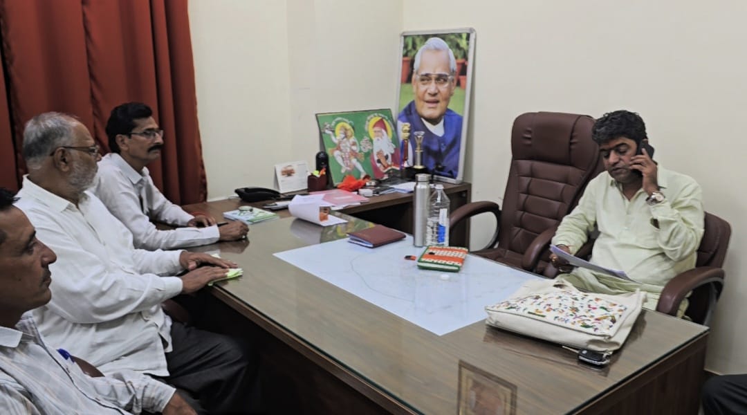 भाजपा कार्यालय में सूची पर मंथन करते हुए।