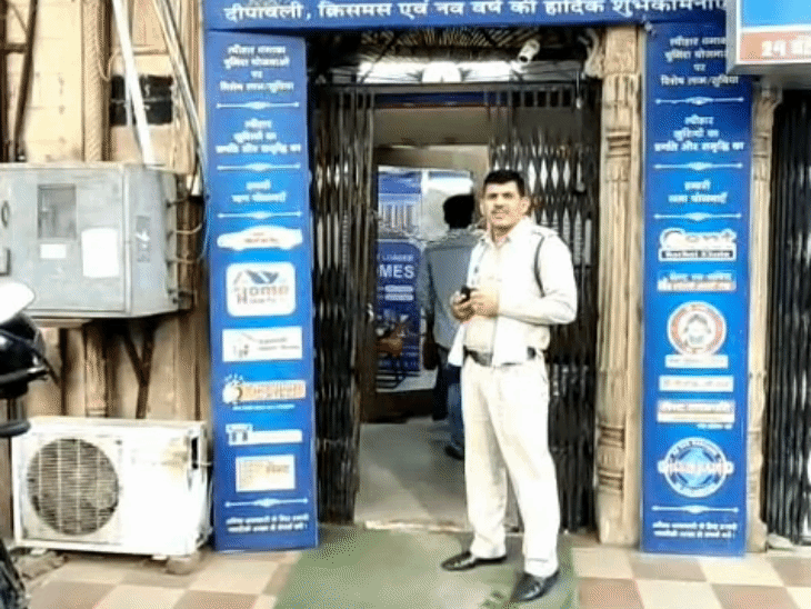 ग्वालियर के सेंट्रल बैंक में रात भर तोड़फोड़ करते रहे चोर; दीवार मजबूत होने से बचा कैश|ग्वालियर,Gwalior - Dainik Bhaskar