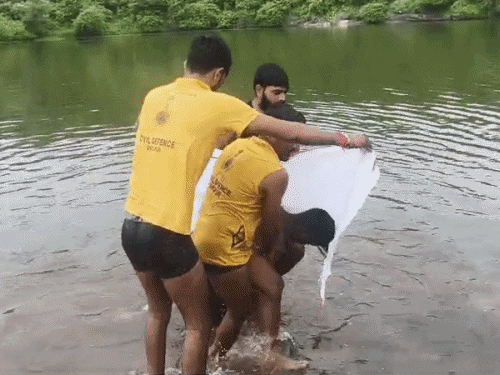 घटना के 6 घंटे बाद रवि का शव निकाला गया।