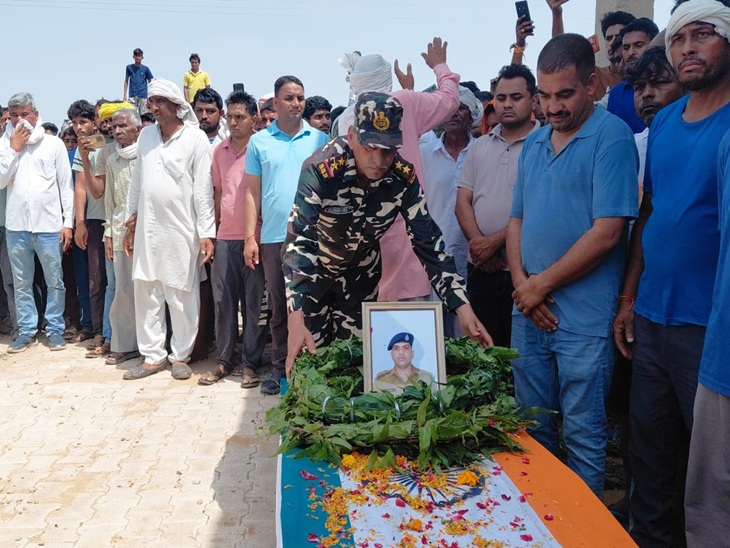 भिवानी के गांव नांगल निवासी एसएसबी जवान सोनू को श्रद्धांजलि देते हुए।
