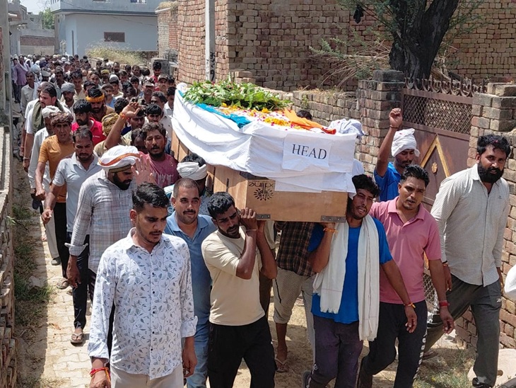 भिवानी के गांव नांगल निवासी एसएसबी जवान सोनू की अंतिम यात्रा में शामिल लोग।