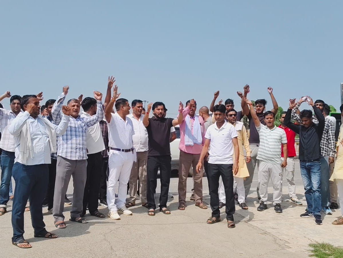 विधायक मनमोहन भडाना के कार्यालय मे पहुंच कर नारे बाजी भी करते हुए।
