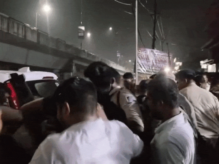 हंगामे की सूचना मिलने पर पुलिस मौके पर पहुंची और स्थिति को नियंत्रित करने का प्रयास किया