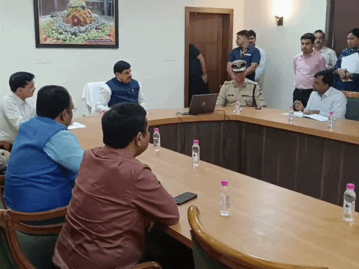 सीएम ने निर्देश दिए कि लोगों को ज्यादा से ज्यादा हरसंभव मदद मिले यह ध्यान में रखा जाए।
