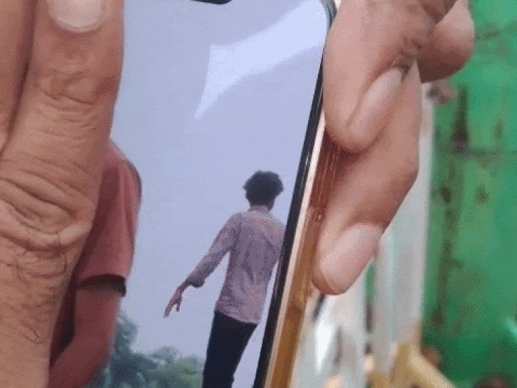 युवक नदी में कूदते नजर आ रहा है।