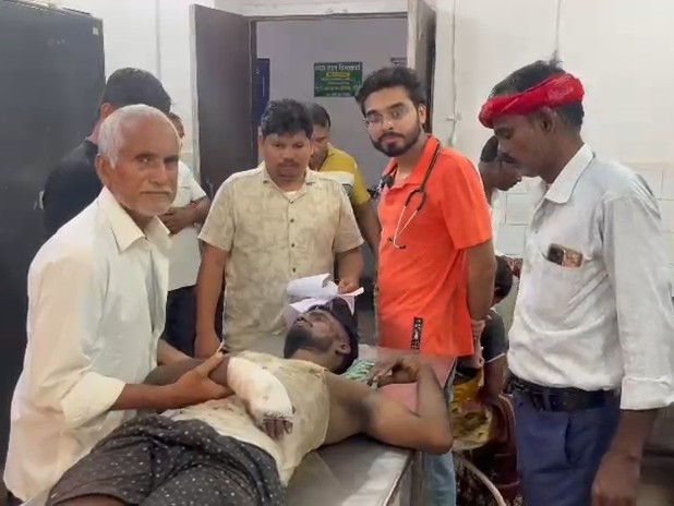 वहीं घायल मुकेश यादव को भी गिरिडीह सदर अस्पताल में भर्ती कराया गया है।