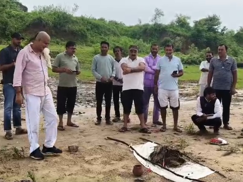 अर्थी जलाकर प्रदर्शन करते समाज के लोग।