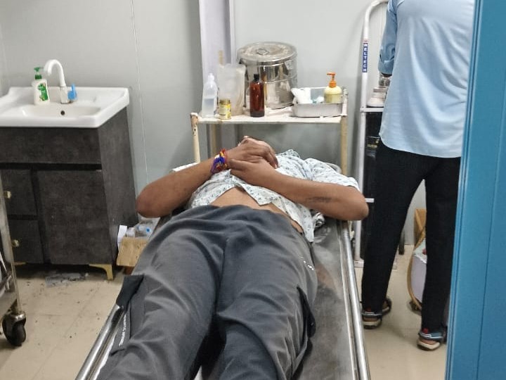 पुलिस कर्मियों ने सुसाइड करने से बचाकर युवक को सरकारी अस्पताल में भर्ती कराया है, जहां उसका इलाज चल रहा है। - Dainik Bhaskar