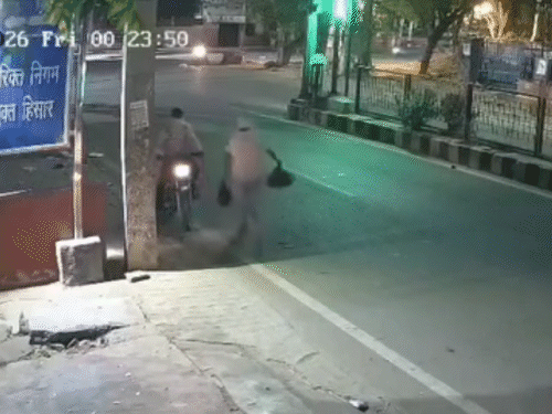 हिसार में आधी रात को अतिरिक्त निगम आयुक्त (एएमसी) डाॅ. प्रदीप हुड्डा के घर कचरा फेंकते बाइक सवार। - Dainik Bhaskar