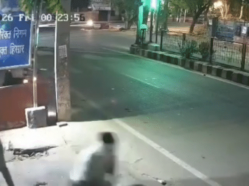 बाइक सवार लोग एएमसी के घर पॉलिथिन फेंककर भागते नजर आ रहे हैं।