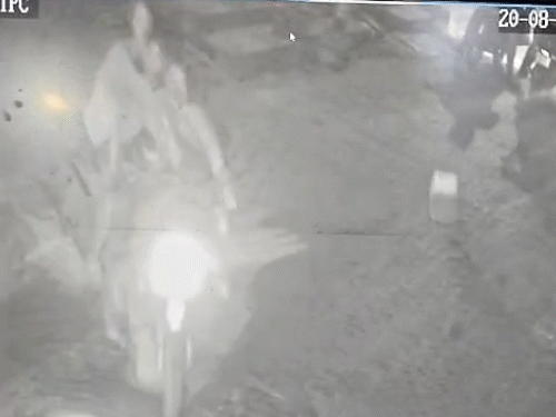 करीब 20 मिनट तक लाठी-डंडे से पीटने के बाद आरोपी फायरिंग करते हुए भाग गए।