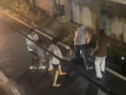 बीच सड़क 7-8 लड़कों ने कांग्रेस नेता को लात-घूसों से पीटा।