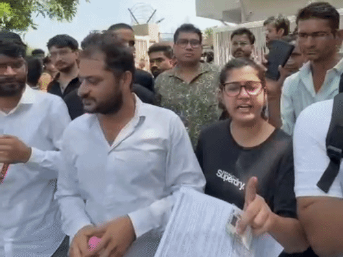 एग्जाम देने पहुंचे डॉक्टर्स ने सेंटर पर आई परेशानियों के बारे में बताया।