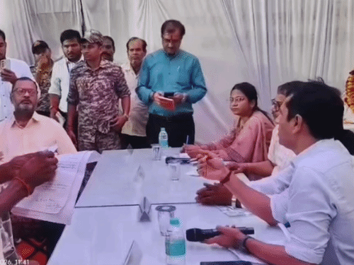 सीएमओ पर जमकर भड़के कलेक्टर।