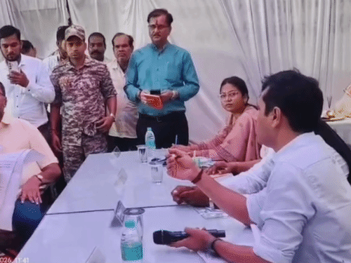 डीएम की नाराजगी का वीडियो भी सोशल मीडिया पर वायरल हो रहा।