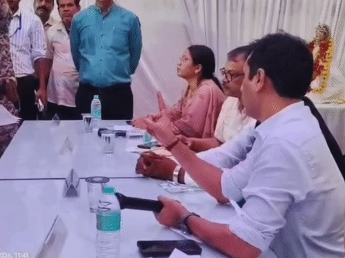 कलेक्टर बोले- काम में लापरवाही बर्दाशत नहीं।