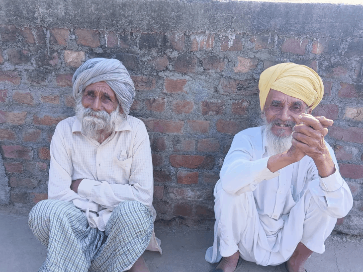 पठानकोट में टावर पर बैठे बुजुर्ग।