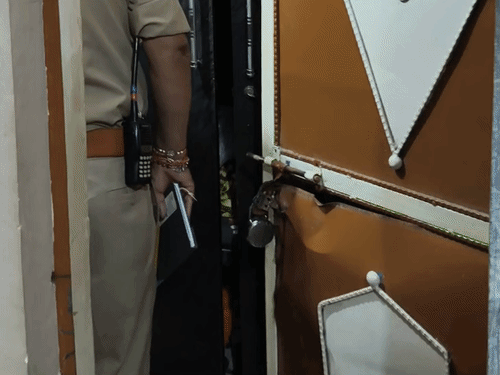 चोरी ने तीनों मकानों के ताले तोड़ लाखों चुराए।