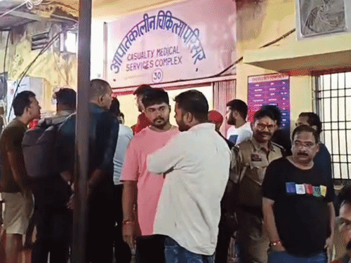 घायल कांग्रेस नेता को इलाज के लिए मेडिकल कॉलेज अस्पताल ले जाया गया।