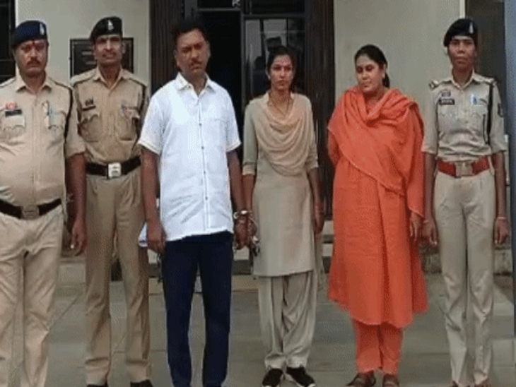 पुलिस ने बर्खास्त महिला आरक्षक को किया गिरफ्तार।