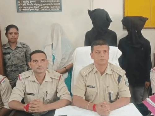 पुलिस ने पत्नी, पिकअप ड्राइवर और 1 अन्य आरोपी को गिरफ्तार कर लिया है। बॉयफ्रेंड की तलाश जारी है।