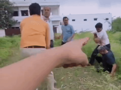 दोनों पक्षों के बीच विवाद के बाद मारपीट हुई।