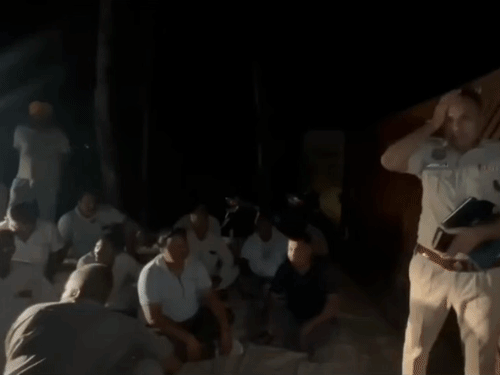 साढौरा फॉरेस्ट रेंज कार्यालय के बाहर दरी बिछाकर धरना देते भाकियू चढ़ूनी ग्रुप के पदाधिकारी और किसान।
