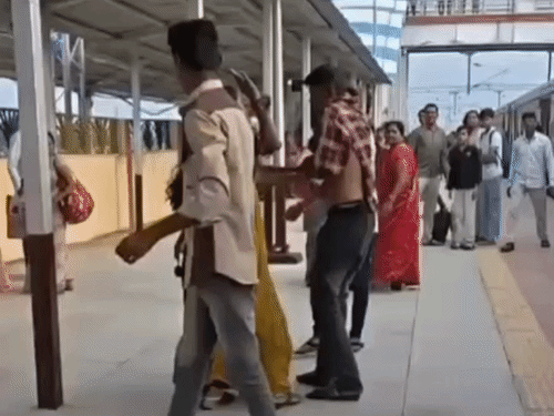 दलोदा रेलवे स्टेशन पर पर्स चोरी की कोशिश के बाद जीआरपी की कार्रवाई का दृश्य