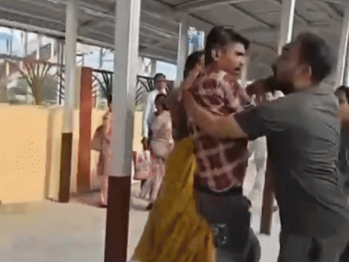 दलोदा रेलवे स्टेशन पर पर्स चोरी की कोशिश के बाद जीआरपी की कार्रवाई का दृश्य