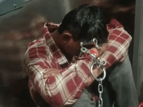 दलोदा रेलवे स्टेशन पर पर्स चोरी की कोशिश के बाद जीआरपी की कार्रवाई का दृश्य