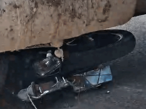 टक्कर इतनी जोरदार थी की जातरू की बाइक डंपर के नीचे जा घुसी।
