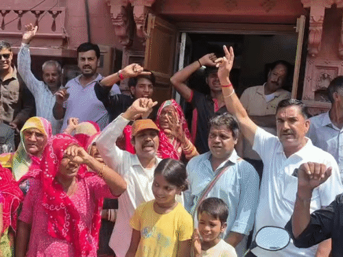 जोधपुर नगर निगम के वार्ड-4 के कार्यकर्ताओं ने शहर कांग्रेस मुख्यालय पहुंचकर संभावित पैराशूट प्रत्याशी उतारने का विरोध जताया।
