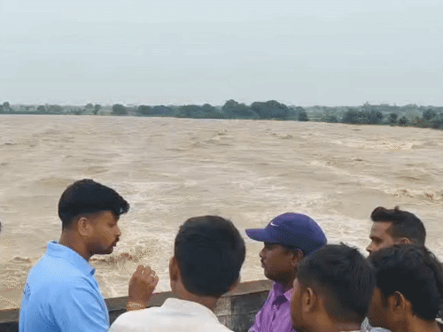 मौके पर मौजूद लोगों ने पुलिस को सूचना दी।