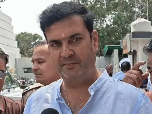 वोट के लिए पहुंचे मेयर विनीत धीर।