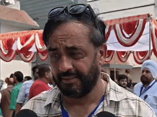 मनिंदर बेदी ने बताया कि वह पहली बार चुनाव लड़ रहे हैं।