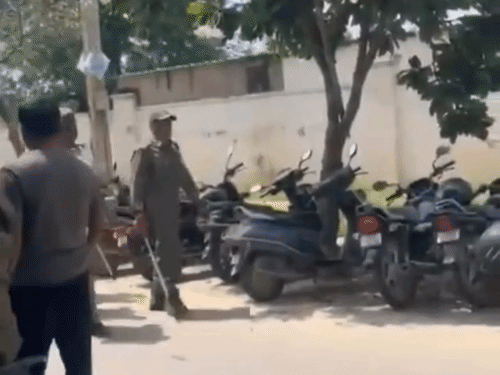 सेंटर पर हंगामा बढ़ने के बाद आसपास के थानों से भी पुलिस फोर्स बुलाई गई थी।
