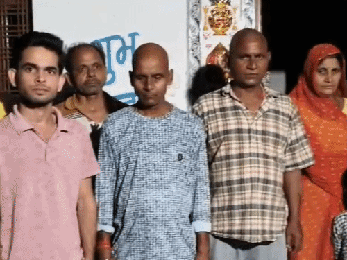 रक्षाबंधन के दिन कल्पना की मौत के बाद गमगीन परिजन।