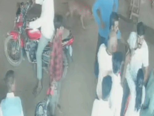 दोनों पक्षों में विवाद के बाद गाली-गलौच और मारपीट हुई थी।