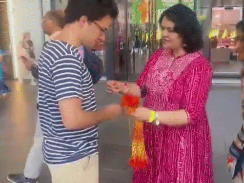 मैडिसन स्क्वायर गार्डन के बाहर भारतीय महिलाओं ने पुरुषों को राखी बांधी।