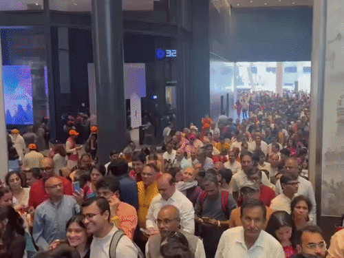 मैडिसन स्क्वायर गार्डन में RSS चीफ भागवत के संबोधन से पहले बड़ी संख्या में लोग जुटे।