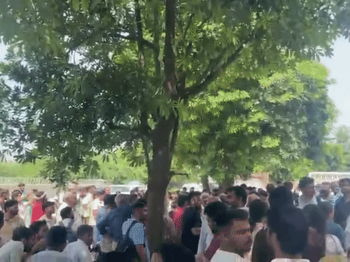एग्जाम देने पहुंचे लोगों ने सेंटर्स के बाहर हंगामा कयिया।