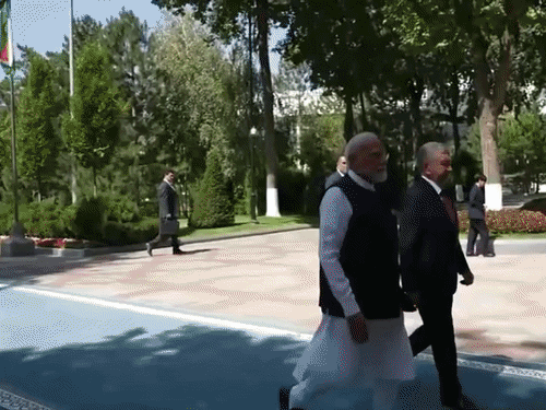 राष्ट्रपति शावकत मिर्जियोयेव ने पीएम का स्वागत किया। जिसके बाद दोनों देशों के बीच प्रतिनिधिमंडल स्तर की बातचीत शुरू हुई।