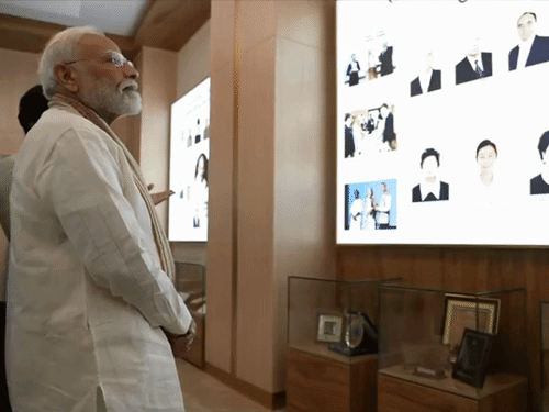 प्रधानमंत्री नरेंद्र मोदी ने 'ताशकंद स्टेट यूनिवर्सिटी ऑफ ओरिएंटल स्टडीज' का दौरा किया।