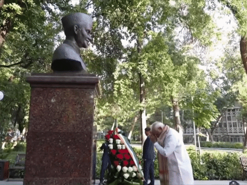 प्रधानमंत्री नरेंद्र मोदी ने उज्बेकिस्तान के ताशकंद में शास्त्री स्मारक पर पुष्पांजलि अर्पित की।