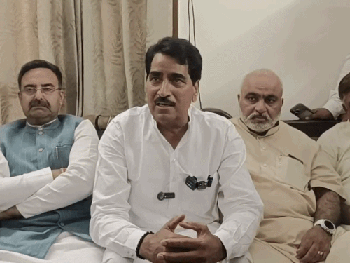 करनाल रेस्ट हाउस में चली वार्ता के बाद जानकारी देते रोड़ समाज के प्रधान बलकार सिंह।