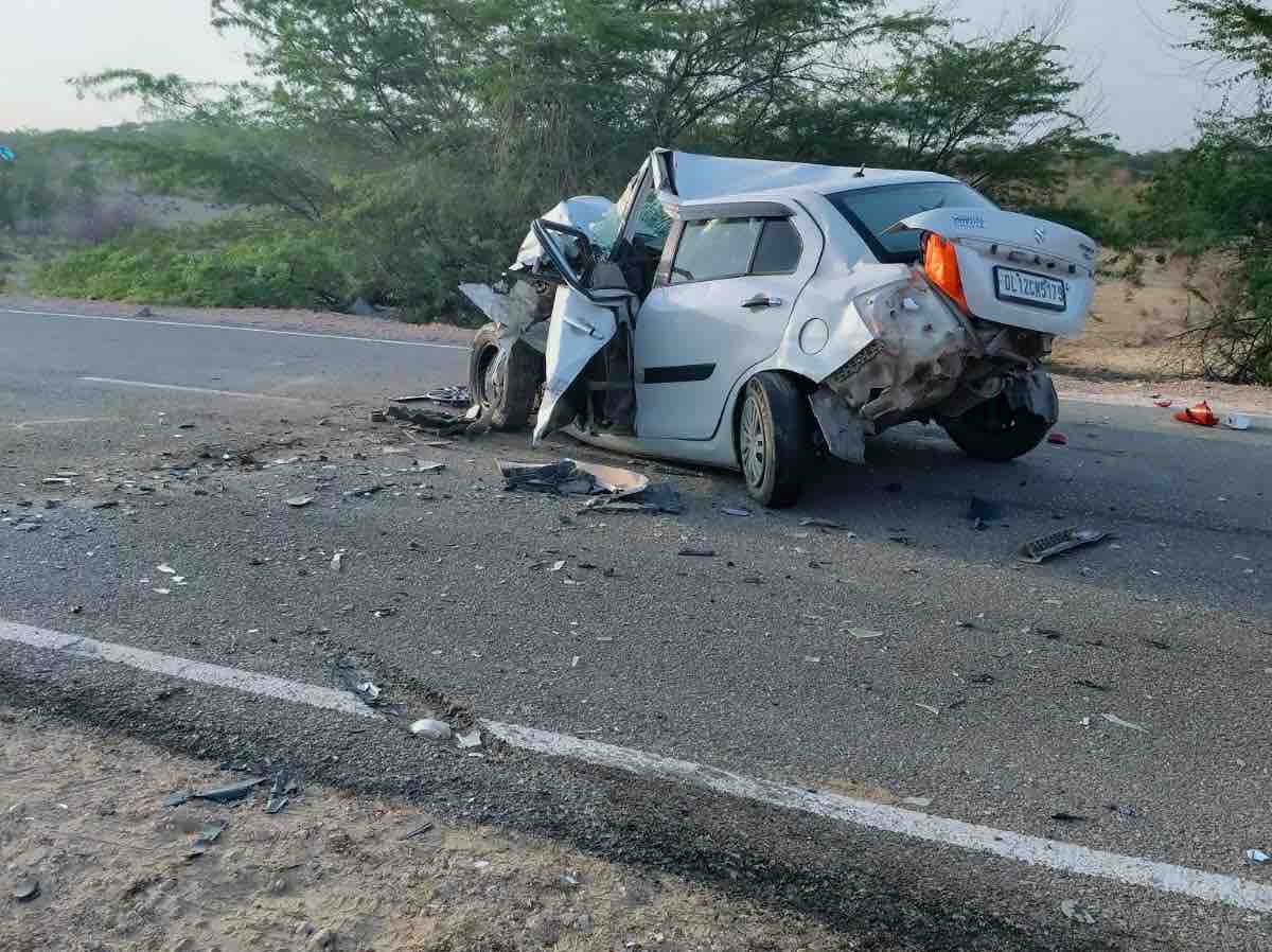 दो वाहनों के बीच में फंसने से स्विफ्ट कार बुरी तरह से क्षतिग्रस्त हो गई।
