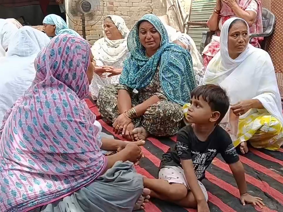 हादसे के बाद शोक जताते लोग
